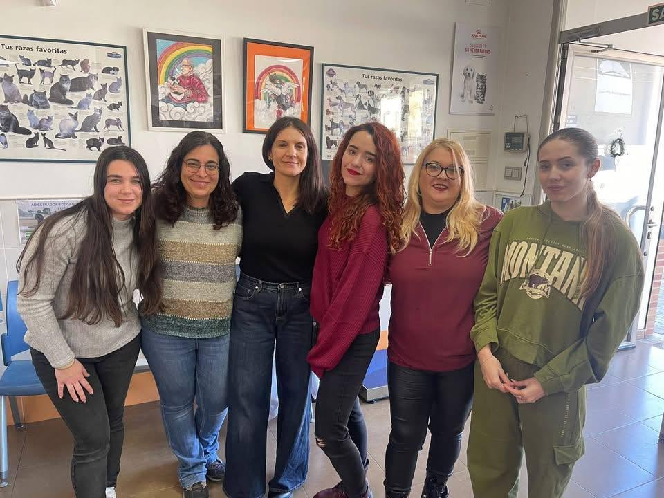 El equipo de Poblavet Clínica Veterinaria en la recepción de la clínica